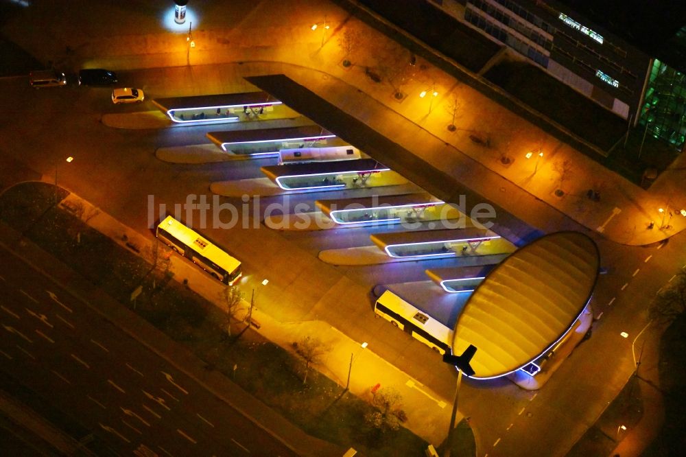 Nachtluftbild Halle (Saale) - Nachtluftbild ZOB Omnibus- Bahnhof der OBS Omnibusbetrieb Saalekreis GmbH Verkehrsbetriebe in Halle (Saale) im Bundesland Sachsen-Anhalt, Deutschland