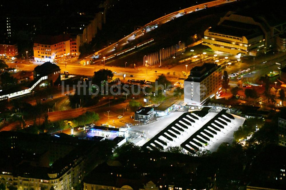 Berlin bei Nacht aus der Vogelperspektive: Nachtluftbild ZOB Omnibus- Bahnhof im Ortsteil Westend in Berlin, Deutschland