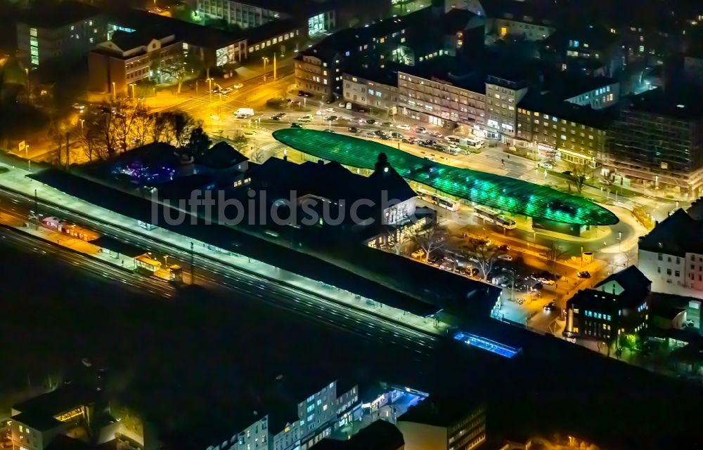 Nacht-Luftaufnahme Herne - Nachtluftbild ZOB Omnibus- Bahnhof der Verkehrsbetriebe am Konrad-Adenauer-Platz in Herne im Bundesland Nordrhein-Westfalen, Deutschland