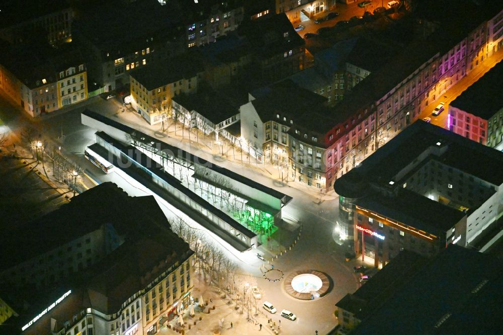 Erfurt bei Nacht von oben - Nachtluftbild ZOB Omnibus- Bahnhof der Verkehrsbetriebe am Willy-Brandt-Platz in Erfurt im Bundesland Thüringen, Deutschland