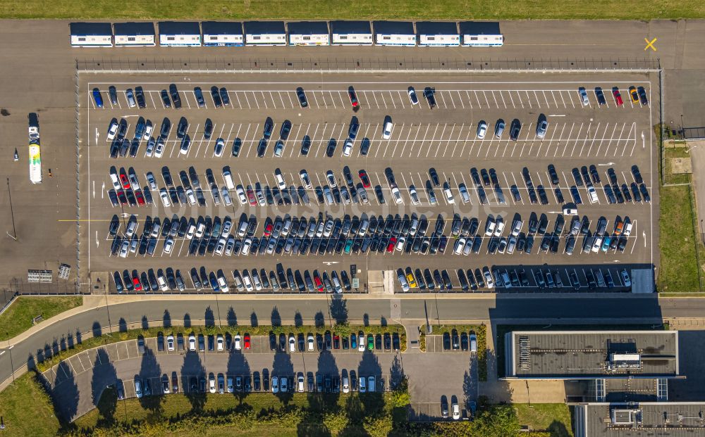 Senkrecht-Luftbild Dortmund - Senkrechtluftbild Auto- Parkplatz und Abstellfläche am Flughafen Dortmund Airport in Dortmund im Bundesland Nordrhein-Westfalen, Deutschland