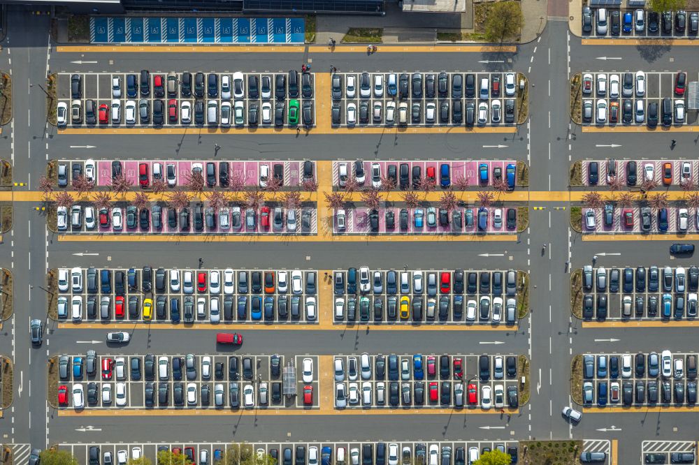 Senkrecht-Luftbild Bochum - Senkrechtluftbild Auto- Parkplatz und Abstellfläche Ruhrpark Bochum - Parkplatz 1 in Bochum im Bundesland Nordrhein-Westfalen, Deutschland