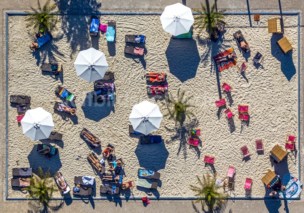 Senkrecht-Luftbild Soest - Senkrechtluftbild Badegäste auf den angelegten Sandflächenn am Schwimmbecken des Freibades in Soest im Bundesland Nordrhein-Westfalen, Deutschland