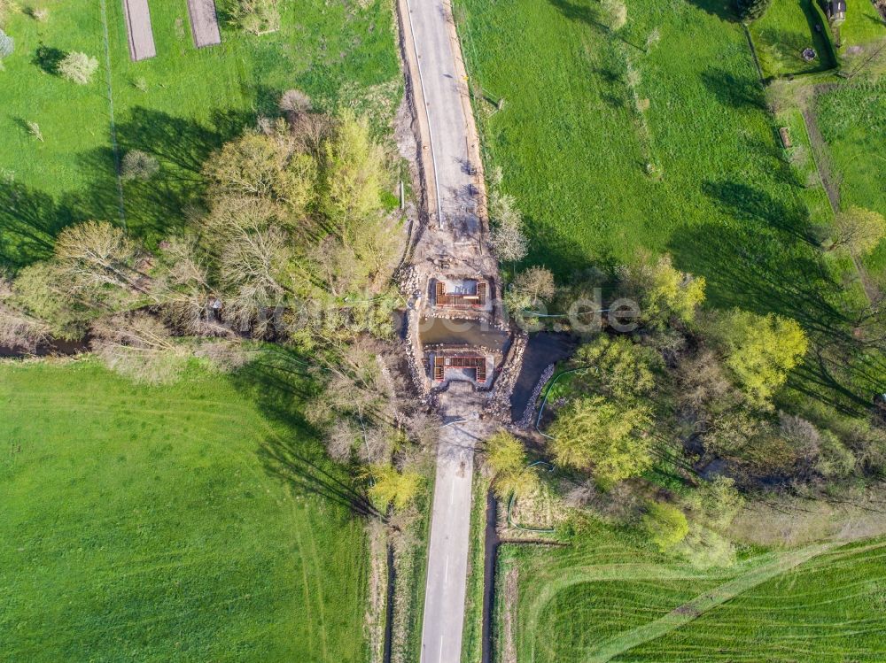 Senkrecht-Luftbild Planetal - Senkrechtluftbild Baustelle zum Neubau der Brückenkonstruktion über die Plane in Ziezow im Bundesland Brandenburg, Deutschland