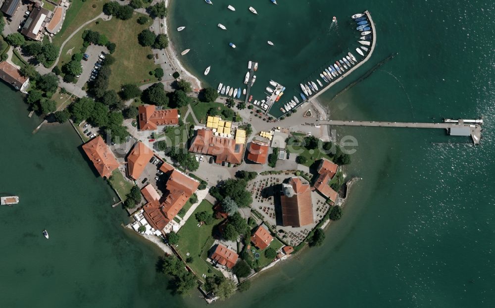 Senkrecht-Luftbild Wasserburg (Bodensee) - Senkrechtluftbild der Halbinsel Schloss Wasserburg mit Hafen und Kirche St. Georg am Bodensee im Bundesland Bayern