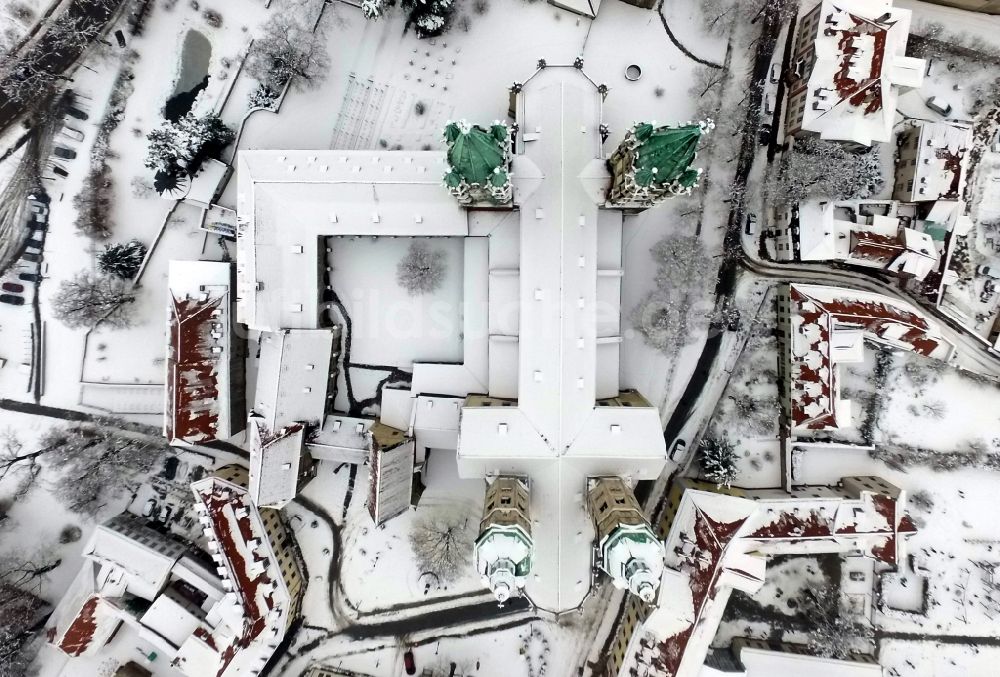 Senkrecht-Luftbild Naumburg (Saale) - Senkrechtluftbild des winterlich verschneiten Kirchengebäude Naumburger Dom am Domplatz in Naumburg (Saale) im Bundesland Sachsen-Anhalt, Deutschland