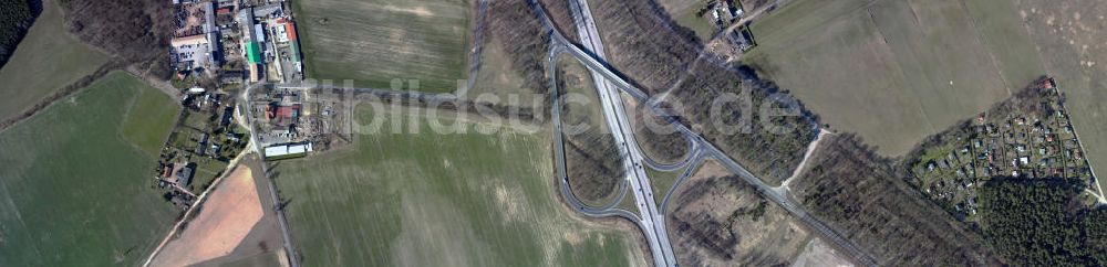 Senkrecht-Luftbild Bernau - Die Autobahnabfahrt Bernau-Nord der A 11 mit dem Bernauer Ortsteil Schmetzdorf und der Ladeburger Kleingartenanlage an der Wandlitzer Chaussee