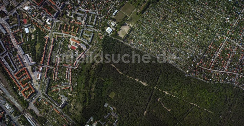 Senkrecht-Luftbild Berlin Schöneweide - Senkrechtluftbild einer Stadtteilansicht der Wohngebiete am S-Bahnhof Schöneweide am Bereich Sterndamm - Michael-Brückner-Straße in Schöneweide in Berlin