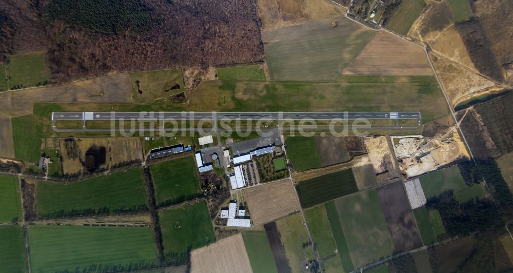 Senkrecht-Luftbild Hünxe - Flugplatz- Gelände mit Start- und Landebahn der Flugplatzgesellschaft Schwarze Heide mbH in Hünxe im Bundesland Nordrhein-Westfalen