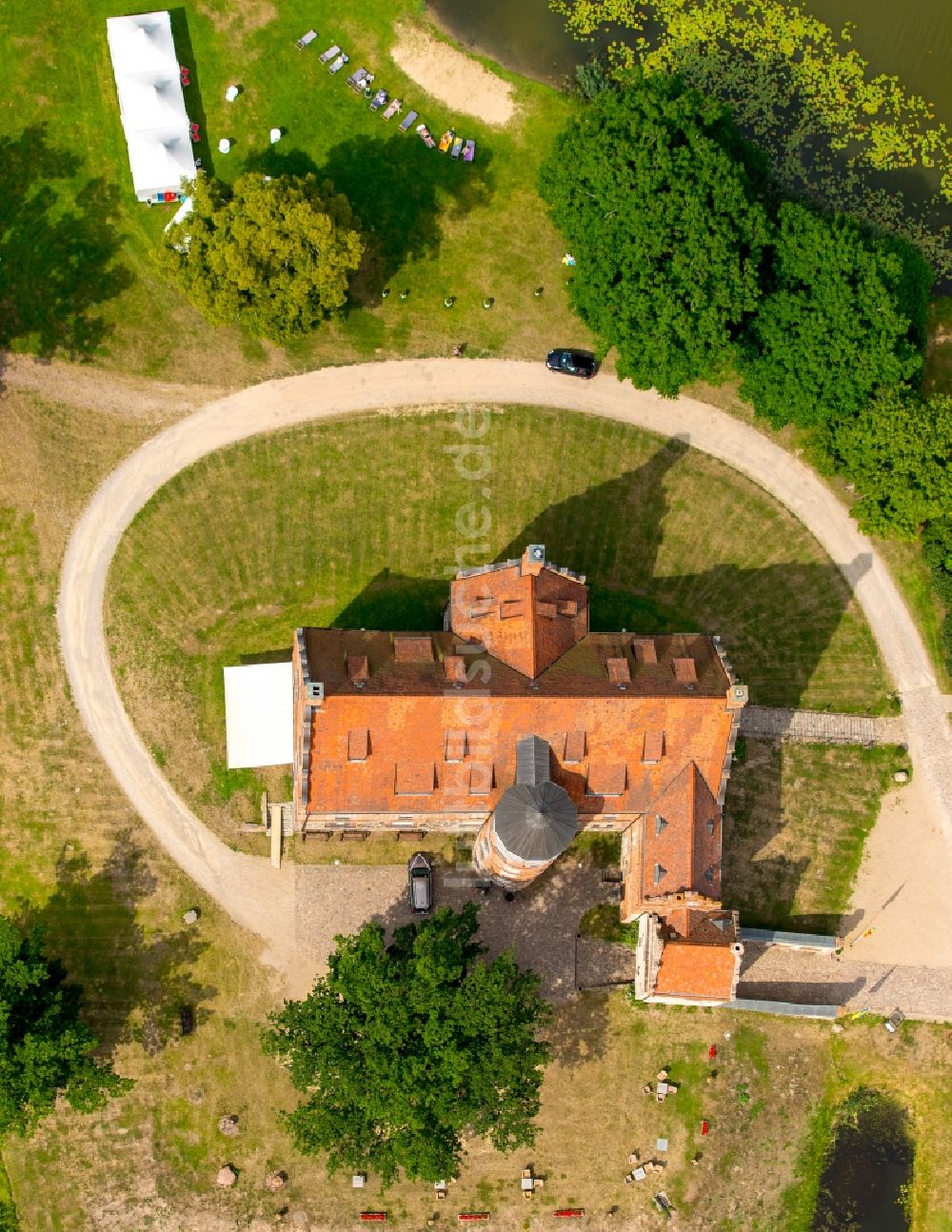 Senkrecht-Luftbild Schwinkendorf - Gebäudekomplex der HotelanlageSchloss Ulrichshusen in Schwinkendorf im Bundesland Mecklenburg-Vorpommern