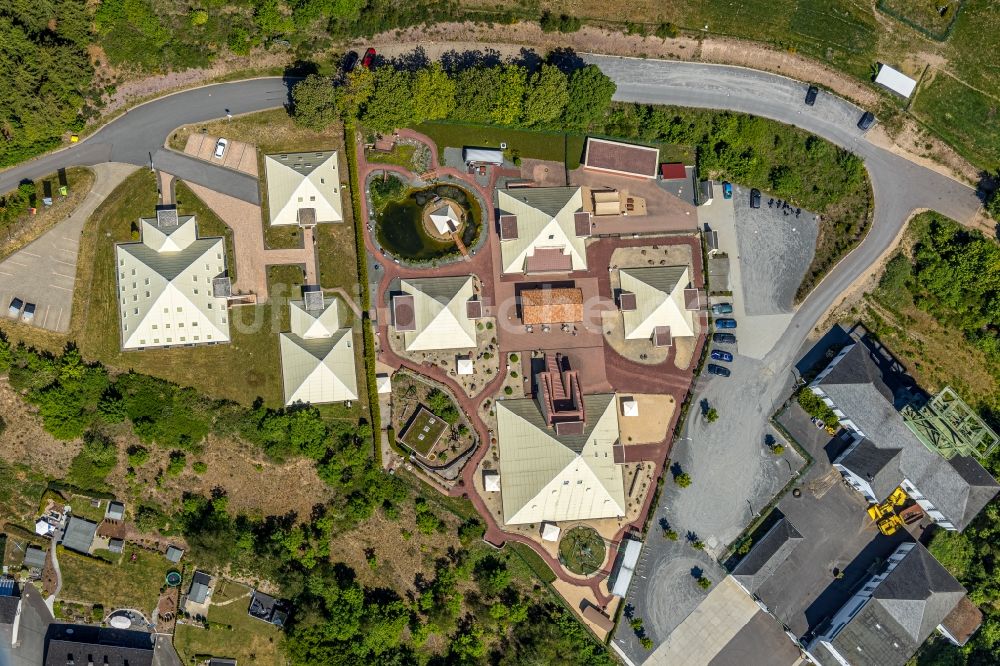 Senkrecht-Luftbild Lennestadt - Senkrechtluftbild Gebäudekomplex des Institut der Wolfgang Schmidt e.K. und der Rayonex Biomedical GmbH mit den Sauerland-Pyramiden und Galileo-Park im Ortsteil Meggen in Lennestadt im Bundesland Nordrhein-Westfalen, Deutschland