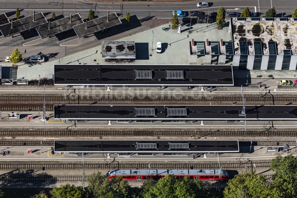 Senkrecht-Luftbild Memmingen - Senkrechtluftbild Gleisverlauf und Bahnhofsgebäude der Deutschen Bahn in Memmingen im Bundesland Bayern, Deutschland