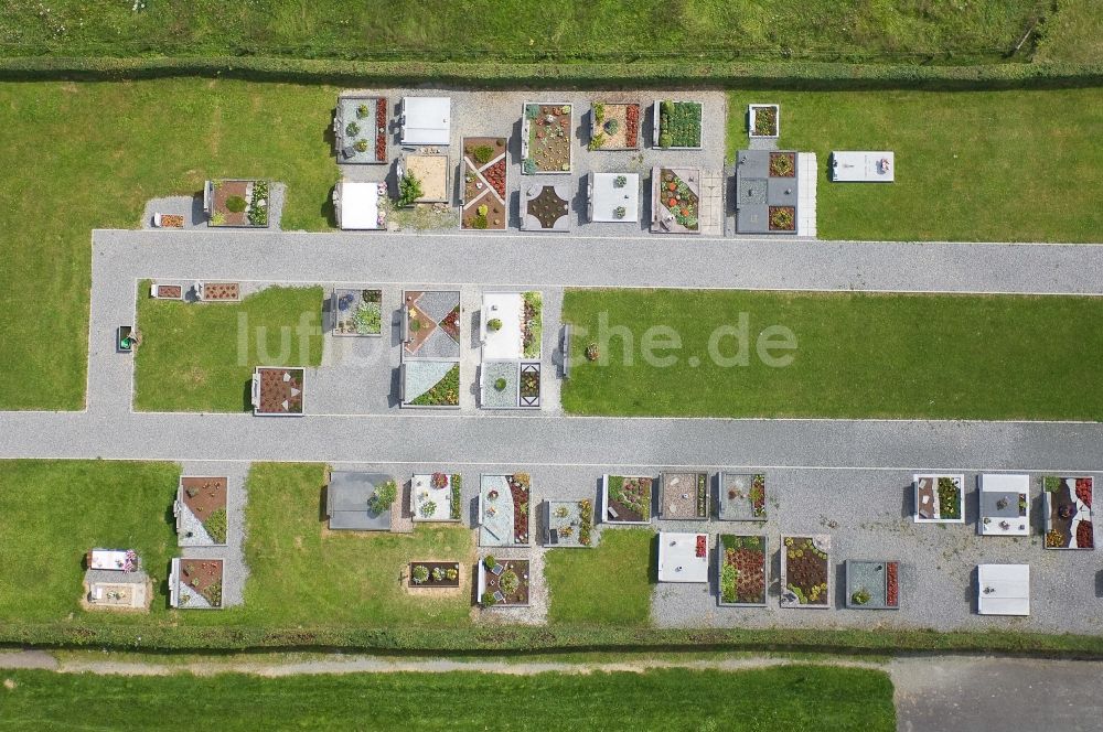 Senkrecht-Luftbild Sankt Vith - Senkrechtluftbild Grabreihen auf dem Gelände des Friedhofes Lommersweiler in Sankt Vith in Wallonie, Belgien