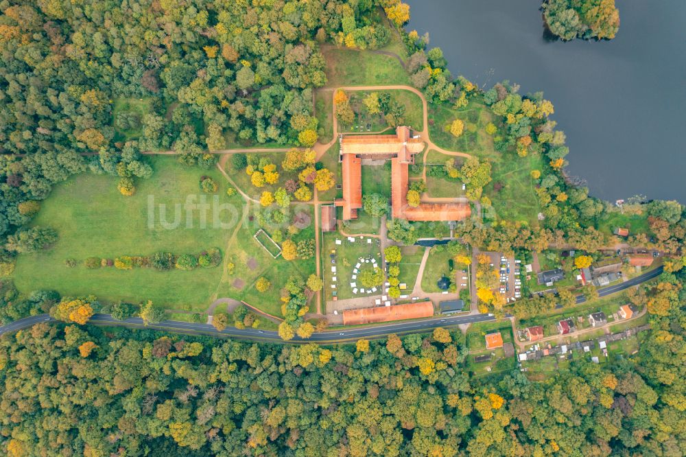 Senkrecht-Luftbild Chorin - Senkrechtluftbild Herbstluftbild Gebäudekomplex des Klosters in Chorin im Bundesland Brandenburg