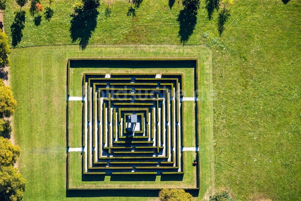 Senkrecht-Luftbild Bad Driburg - Senkrechtluftbild Irrgarten - Labyrinth auf dem Gelände des Hotels Gräflicher Park Health & Balance Resort in Bad Driburg im Bundesland Nordrhein-Westfalen, Deutschland