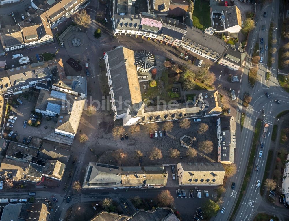 Senkrecht-Luftbild Meschede - Senkrechtluftbild Kirchengebäude der Kath. Kirchengemeinde St. Walburga in Meschede im Bundesland Nordrhein-Westfalen, Deutschland