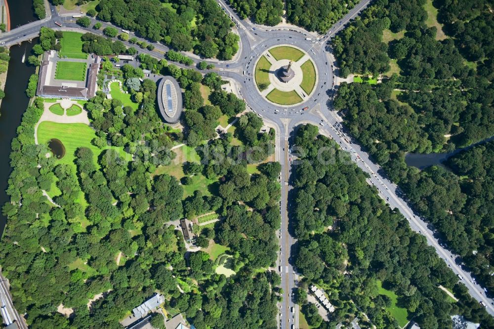 Senkrecht-Luftbild Berlin - Senkrechtluftbild Parkanlage Tiergarten - Straße des 17. Juni - Siegessäule - Großer Stern im Ortsteil Tiergarten in Berlin, Deutschland