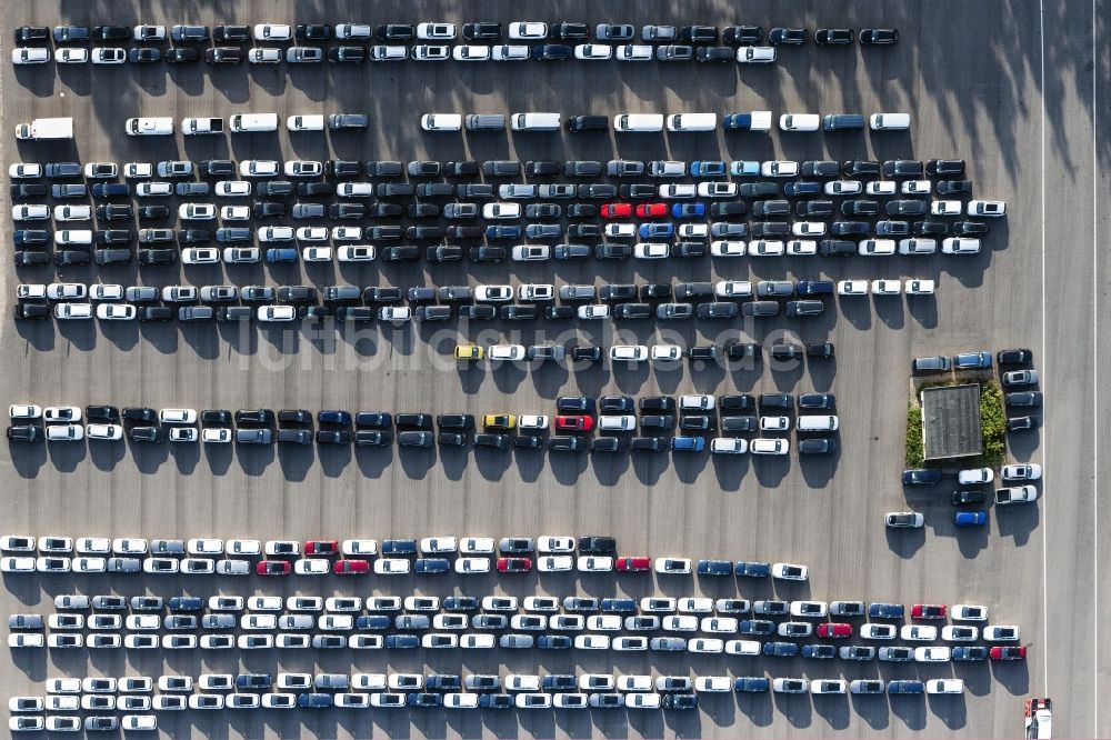 Senkrecht-Luftbild Dickel - Senkrechtluftbild Parkplatz und Abstellfläche für Automobile in Dickel im Bundesland Niedersachsen, Deutschland