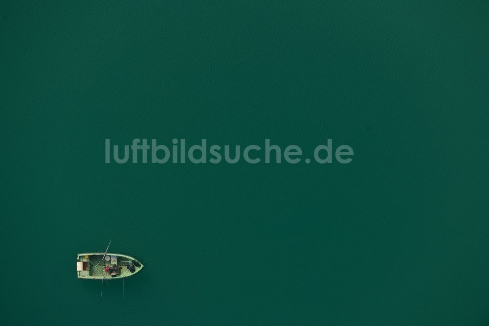 Senkrecht-Luftbild Pulheim - Senkrechtluftbild Ruderboot auf den Teichanlagen zur Fischzucht im Pulheimer See in Pulheim im Bundesland Nordrhein-Westfalen, Deutschland