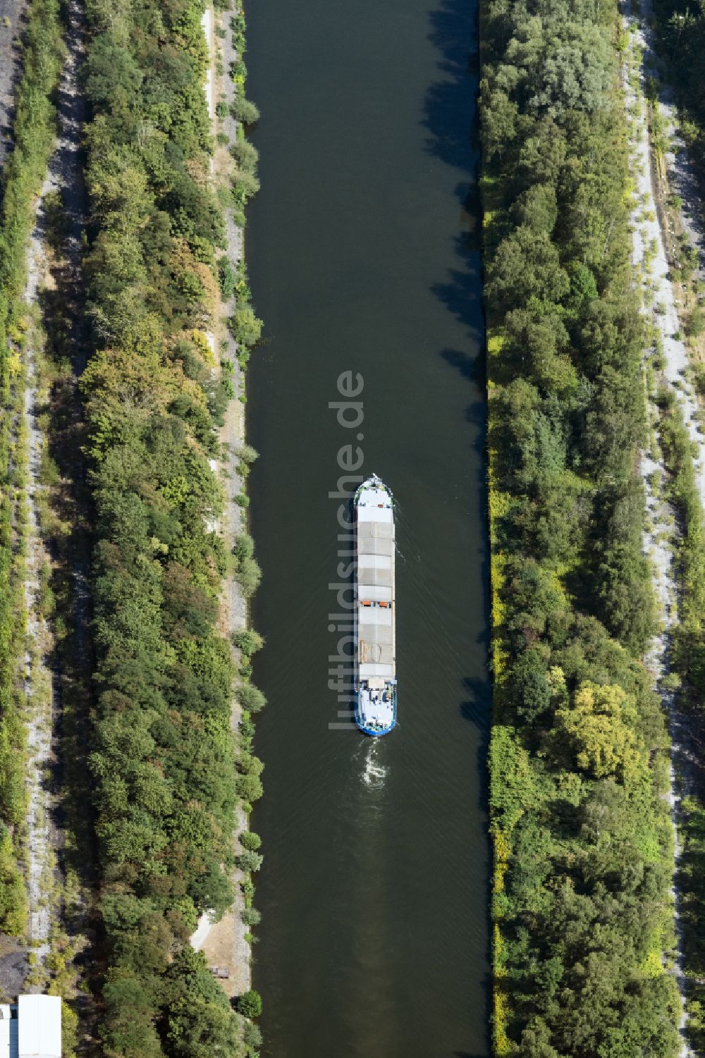 Senkrecht-Luftbild Essen - Senkrechtluftbild Schiffe und Schleppverbände der Binnenschiffahrt in Fahrt auf der Wasserstraße des Flußverlaufes Rhein-Herne-Kanal in Essen im Bundesland Nordrhein-Westfalen, Deutschland