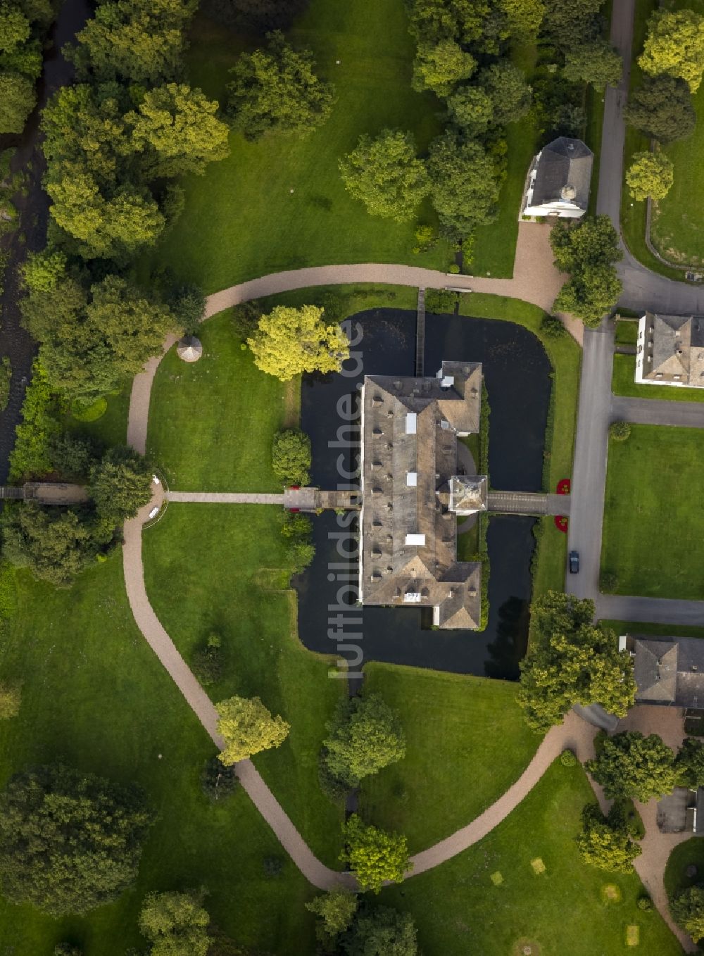 Senkrecht-Luftbild Meschede - Schloss Laer mit Schlosskapelle Laer in Meschede im Sauerland in Nordrhein-Westfalen