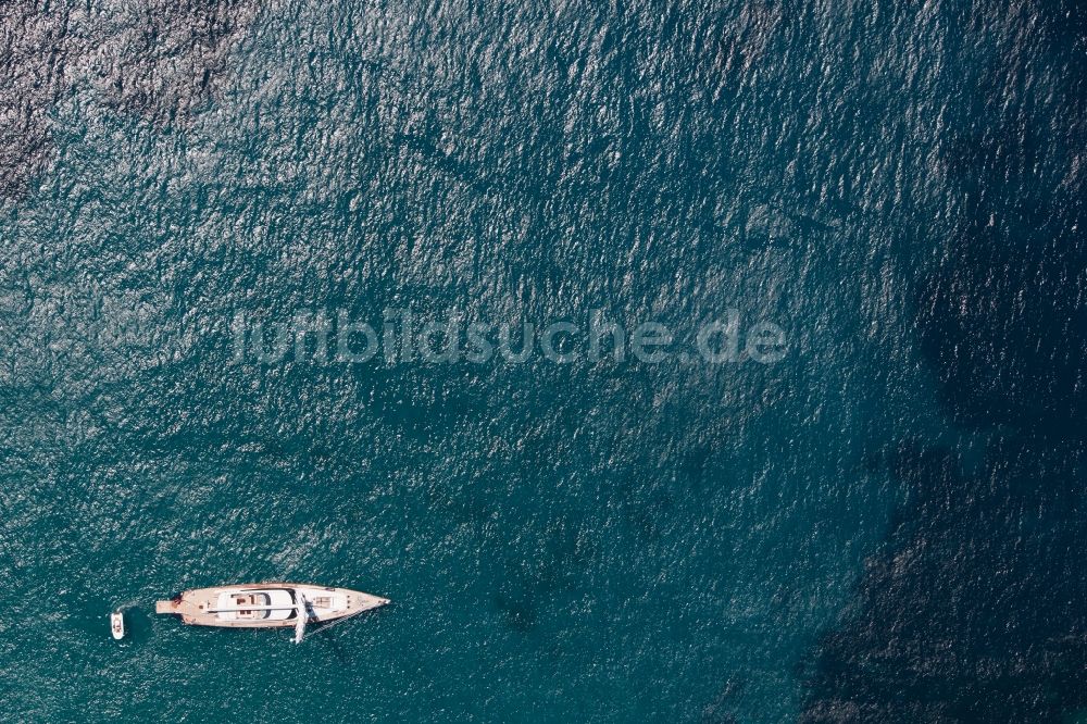 Senkrecht-Luftbild Andratx - Senkrechtluftbild Segelyacht ankert vor Port Andratx in Andratx auf der balearischen Mittelmeerinsel Mallorca, Spanien, Fischzucht