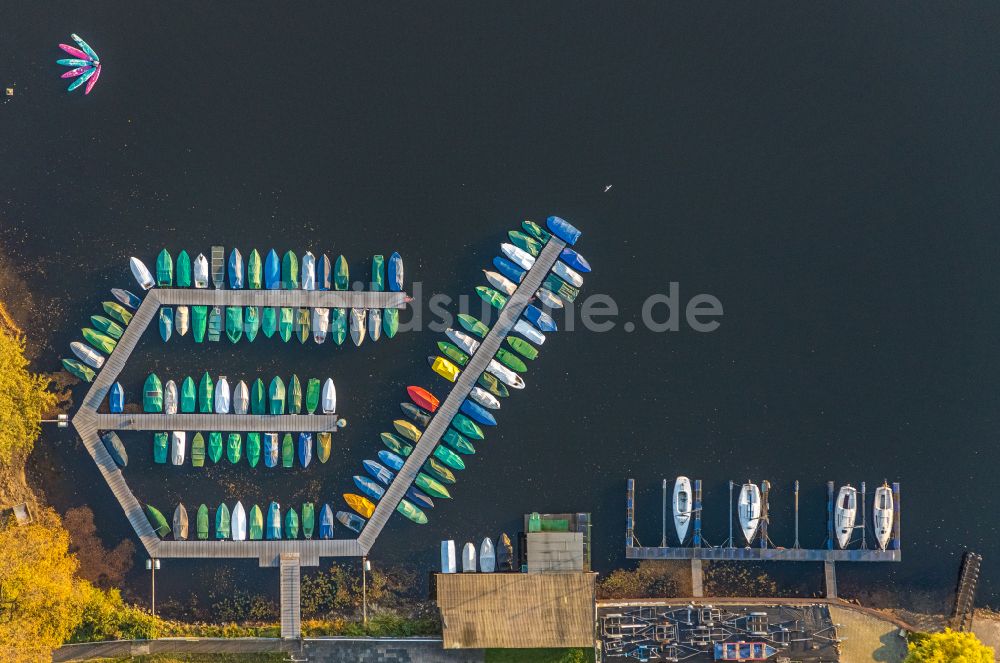 Senkrecht-Luftbild Duisburg - Senkrechtluftbild Sportboot- Anlegestelle am Uferbereich des Masurensee in Duisburg im Bundesland Nordrhein-Westfalen, Deutschland