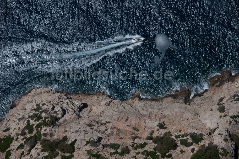 Senkrecht-Luftbild Andratx - Senkrechtluftbild Sportboot - Segelschiff in Fahrt vor der Küste in Andratx auf der balearischen Mittelmeerinsel Mallorca, Spanien