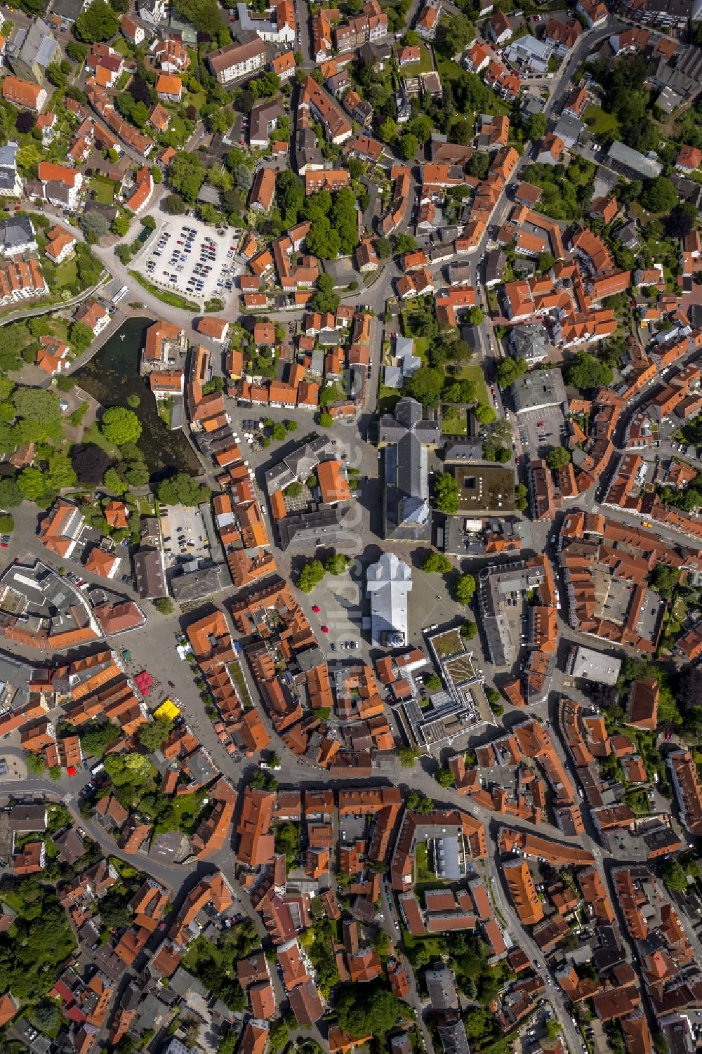 Senkrecht-Luftbild Soest - St.-Patrokli-Dom und Kirche St. Petri am Wilhelm-Morgner-Haus im Zentrum der Altstadt in Soest im Bundesland Nordrhein-Westfalen