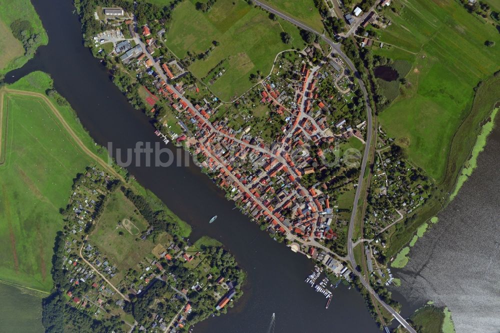 Senkrecht-Luftbild Havelsee - Stadtansicht vom Innenstadtbereich und Stadtzentrum am Ufer des Beetzsees in Havelsee im Bundesland Brandenburg