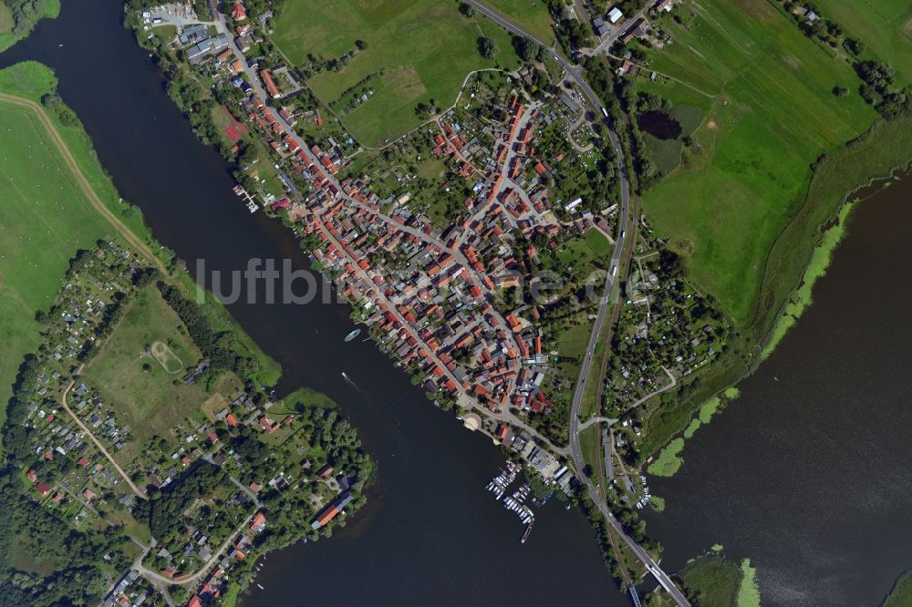 Senkrecht-Luftbild Havelsee - Stadtansicht vom Innenstadtbereich und Stadtzentrum am Ufer des Beetzsees in Havelsee im Bundesland Brandenburg