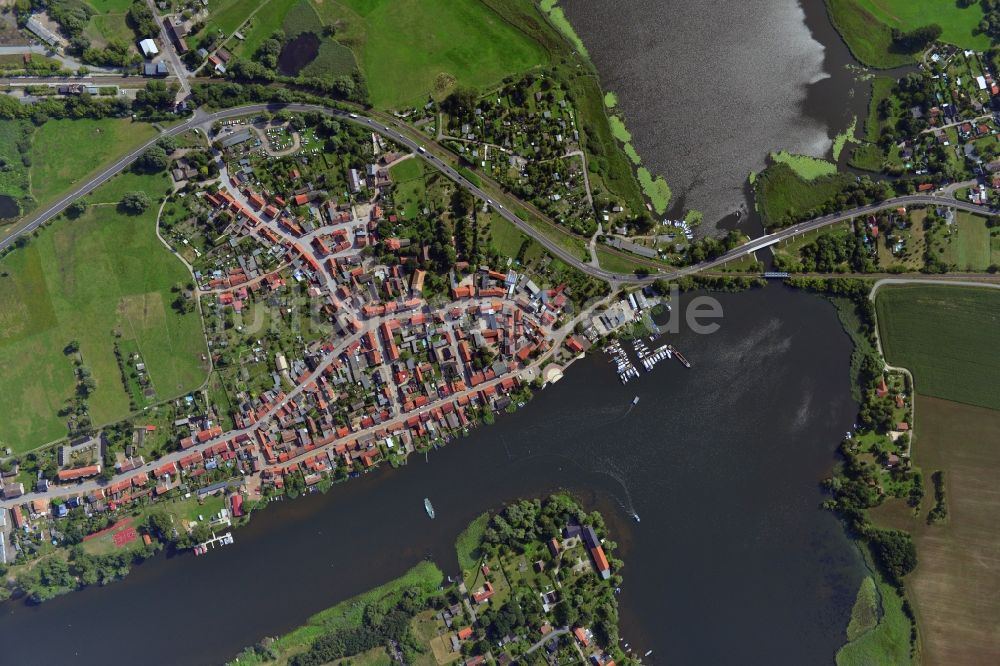 Senkrecht-Luftbild Havelsee - Stadtansicht vom Innenstadtbereich und Stadtzentrum am Ufer des Beetzsees in Havelsee im Bundesland Brandenburg