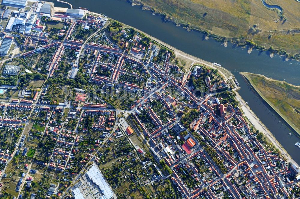 Senkrecht-Luftbild Tangermünde - Senkrechtluftbild Stadtansicht am Ufer des Flußverlaufes der Elbe in Tangermünde im Bundesland Sachsen-Anhalt, Deutschland