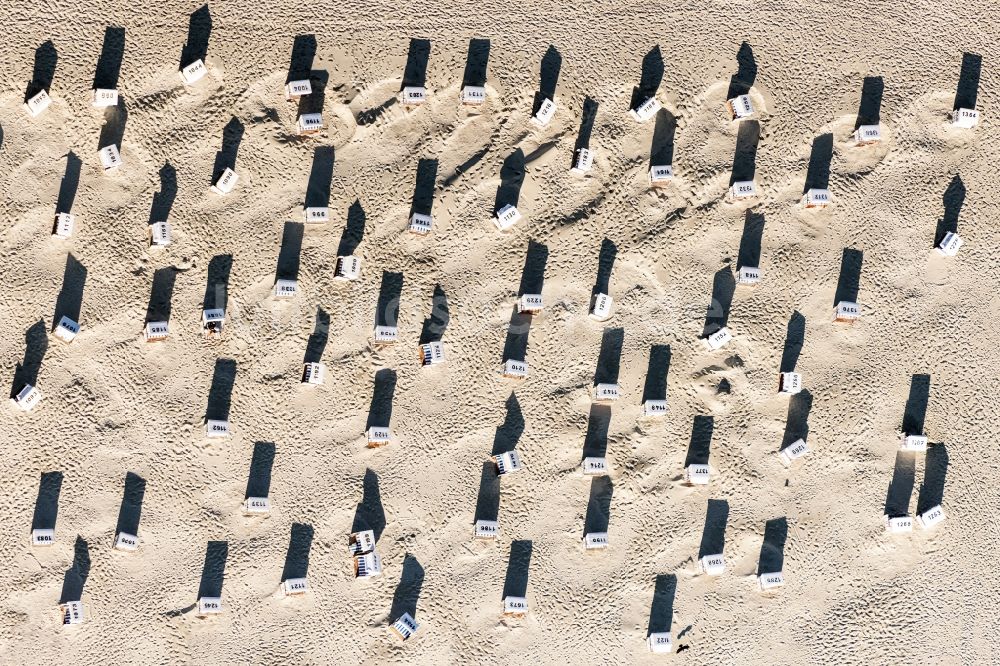 Senkrecht-Luftbild Sankt Peter-Ording - Senkrechtluftbild Strandkorb- Reihen am Sand- Strand im Küstenbereich in Sankt Peter-Ording im Bundesland Schleswig-Holstein, Deutschland