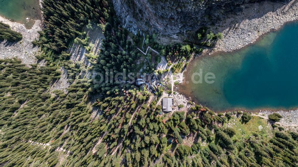 Senkrecht-Luftbild Lake Louise - Senkrechtluftbild Tische und Sitzbänke der Freiluft- Gaststätte Lake Agnes Tea House in Lake Louise in Alberta, Kanada