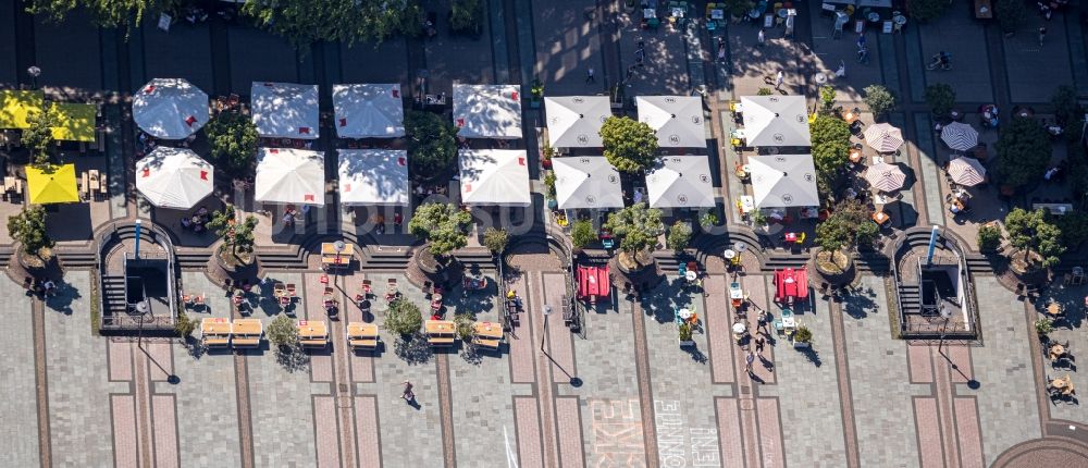 Senkrecht-Luftbild Essen - Senkrechtluftbild Tische und Sitzbänke der Freiluft- Gaststätten Café Extrablatt am Kennedyplatz in Essen im Bundesland Nordrhein-Westfalen, Deutschland