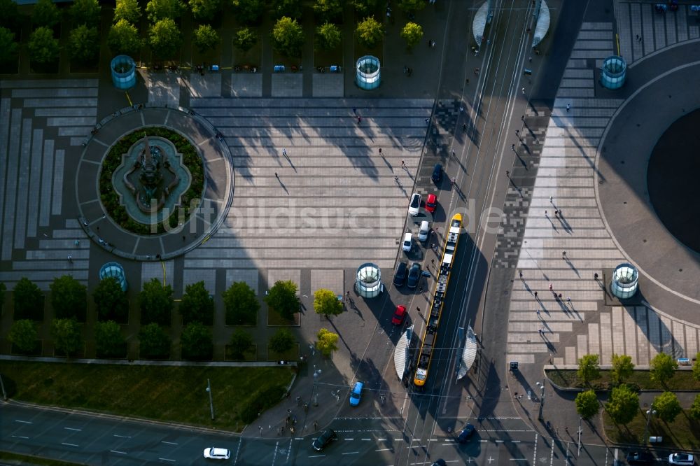 Senkrecht-Luftbild Leipzig - Senkrechtluftbild Tourismus- Attraktion und Sehenswürdigkeit des Mendebrunnen am Augustusplatz in Leipzig im Bundesland Sachsen, Deutschland