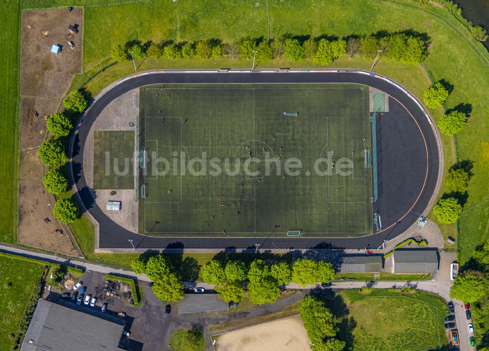 Senkrecht-Luftbild Oeventrop - Senkrechtluftbild Training auf dem Sportplatz- Fussballplatz des TuS Oeventrop in Oeventrop im Bundesland Nordrhein-Westfalen, Deutschland