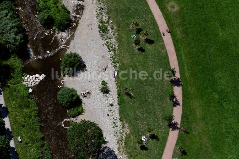 Senkrecht-Luftbild Freiburg im Breisgau - Senkrechtluftbild Uferbereiche am Flussverlauf Dreisam in Freiburg im Breisgau im Bundesland Baden-Württemberg, Deutschland