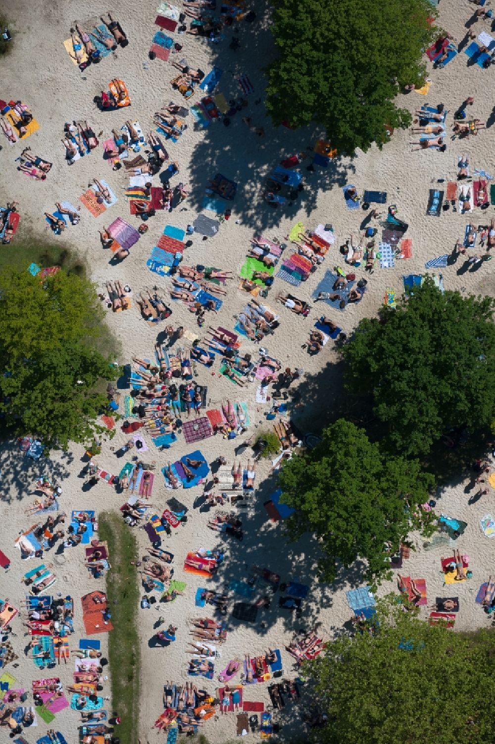 Senkrecht-Luftbild Hürth - Senkrechtluftbild Uferbereiche am Sandstrand des Freibades Bleibtreusee in Hürth im Bundesland Nordrhein-Westfalen, Deutschland