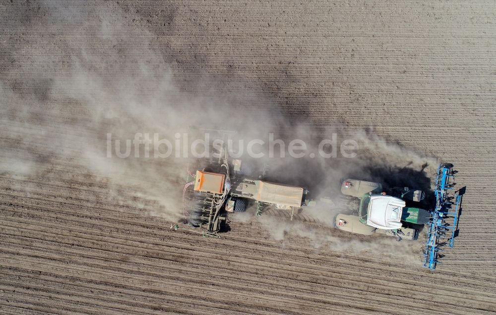 Senkrecht-Luftbild Jacobsdorf - Senkrechtluftbild Umpflugarbeiten und Umschichtung der Erde durch einen Traktor mit Pflug auf landwirtschaftlichen Feldern in Jacobsdorf im Bundesland Brandenburg, Deutschland