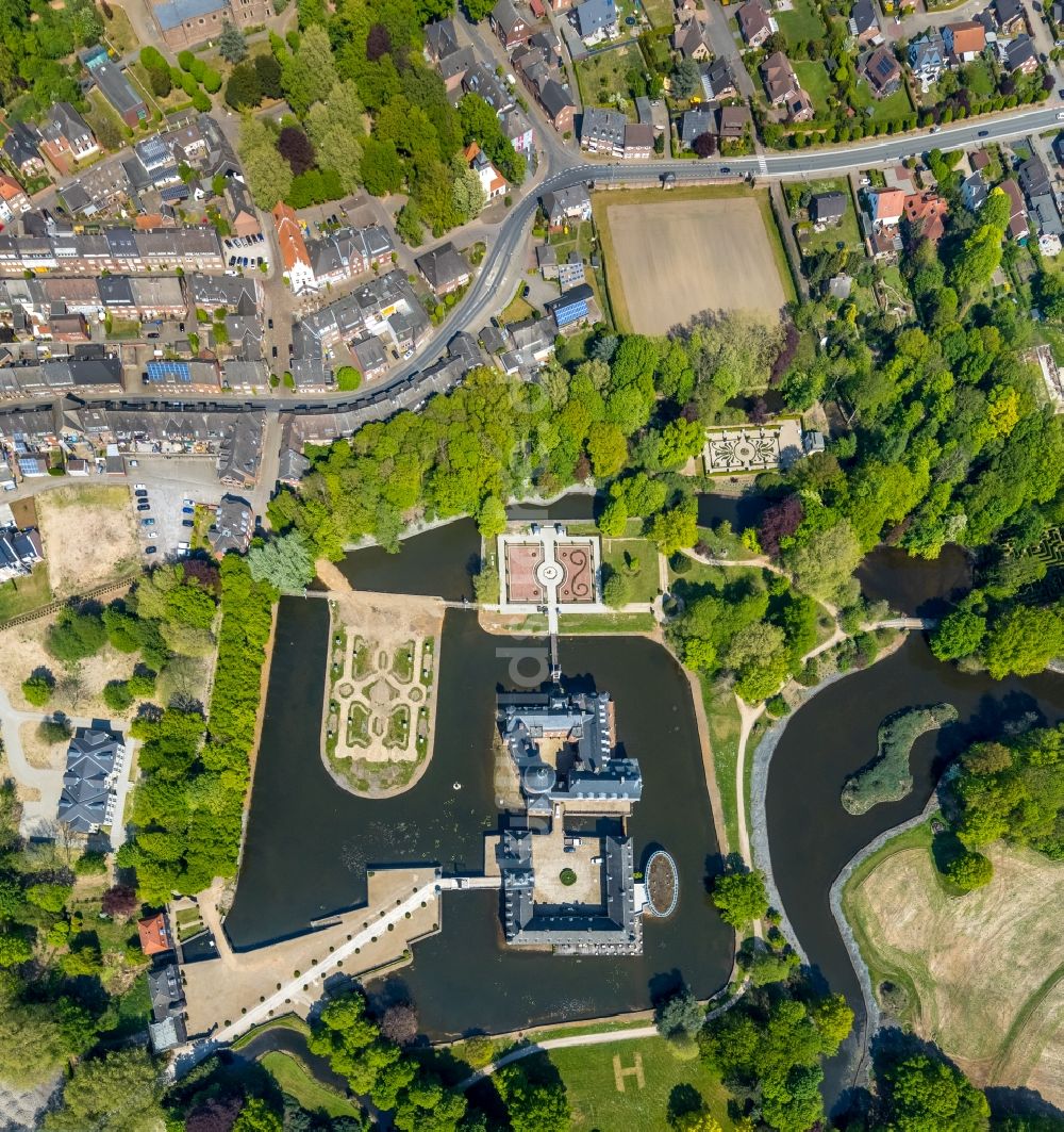 Senkrecht-Luftbild Isselburg - Senkrechtluftbild Wassergraben und Parkanlagen am Wasserschloß Anholt in Isselburg im Bundesland Nordrhein-Westfalen, Deutschland