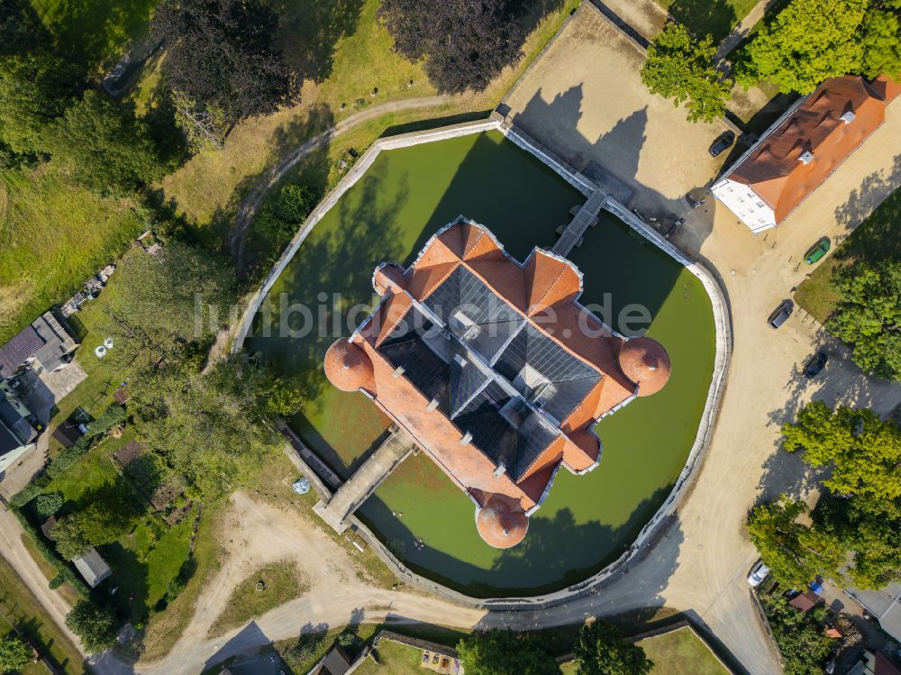 Senkrecht-Luftbild Großkmehlen - Senkrechtluftbild Wassergraben mit Wasserschloß Schloss in Großkmehlen im Bundesland Brandenburg, Deutschland