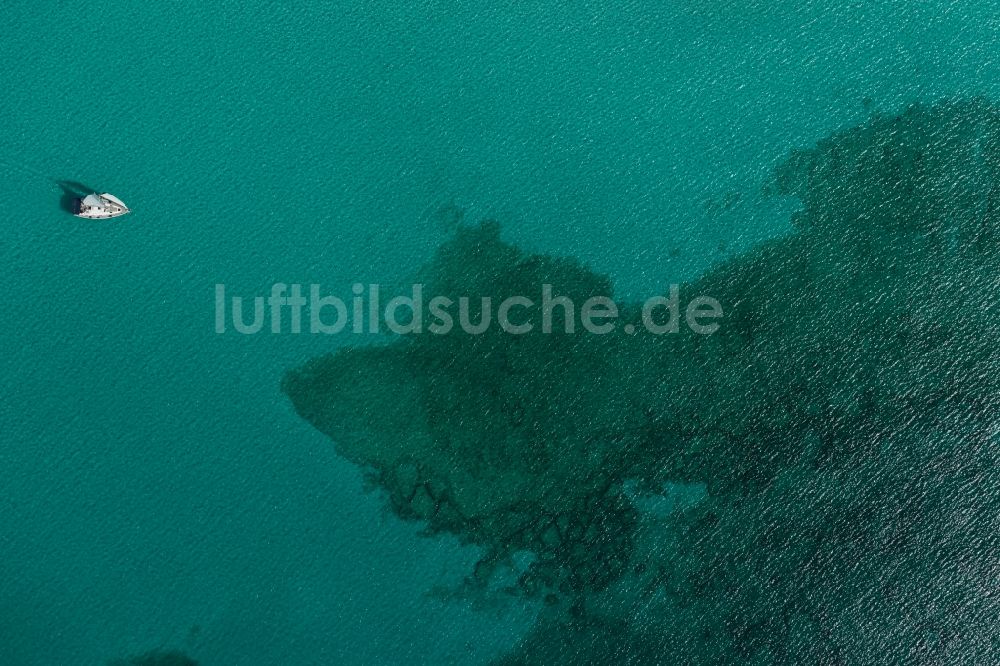 Senkrecht-Luftbild Llucmajor - Senkrechtluftbild Wasseroberfläche an der Meeres- Küste des Mittelmeer in Llucmajor auf der balearischen Mittelmeerinsel Mallorca, Spanien