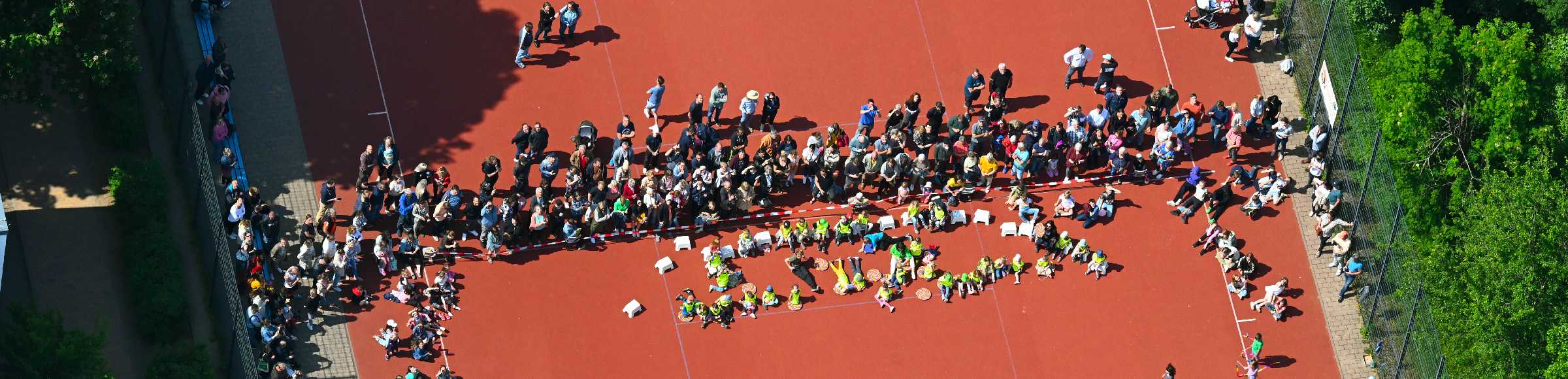 Schulgelände mit Sportplatz 