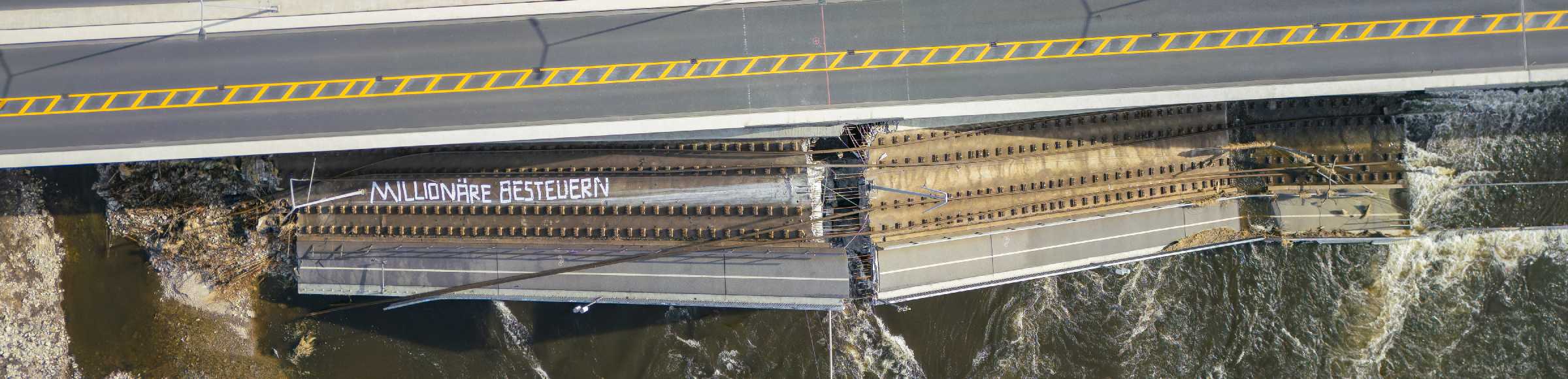 Eingestürzte Elbe- Flußbrücke 