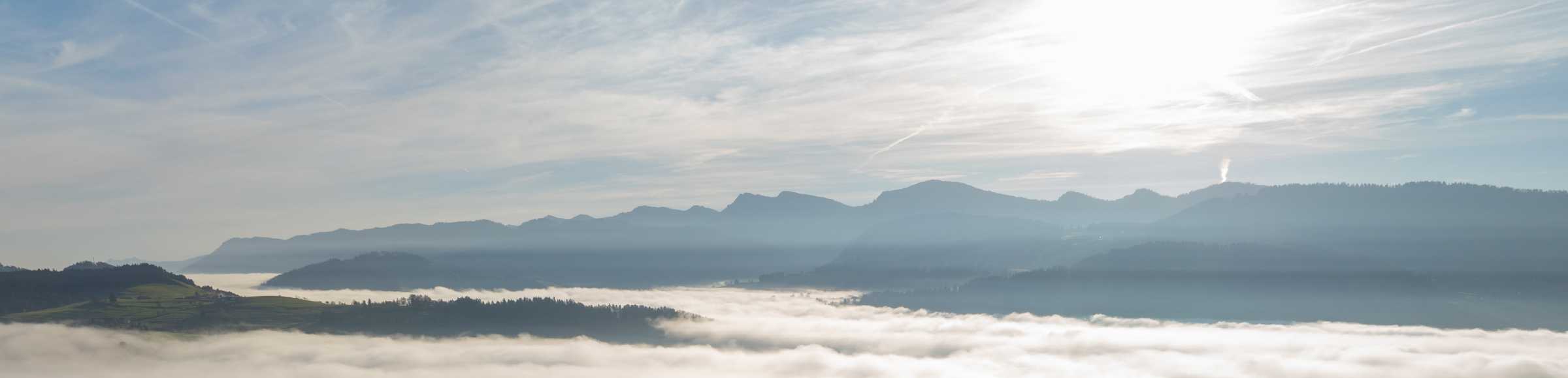 Herbstluftbild Nebel- und Wolken- Schicht über Wald- und Wiesenlandschaft im Allgäu im Ortsteil Oberreute in Irsengund im Bundesland Bayern, Deutschland